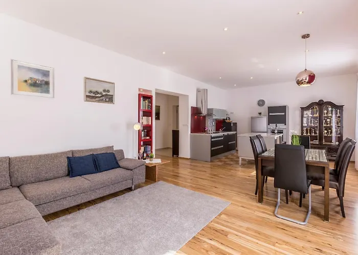Ferula, 3 Bedroom Near Bacvice Appartement
